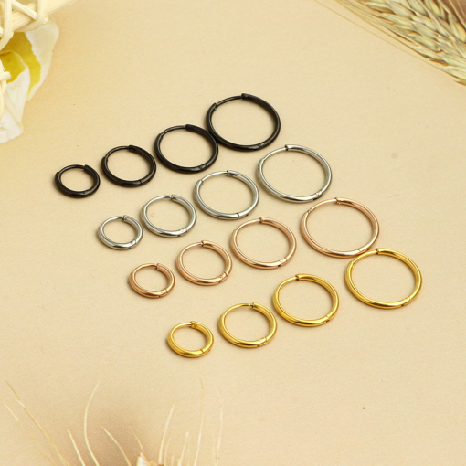 Kółko clicker do piercingu ze stali 0.7 x 1.2 mm Czarny