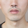 Fake piercing do nosa rozginany z kulkami Czarny