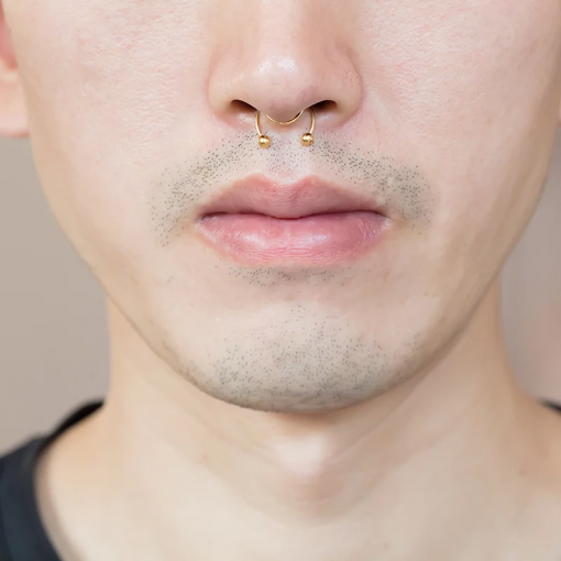 Fake piercing do nosa rozginany z kulkami Złoty