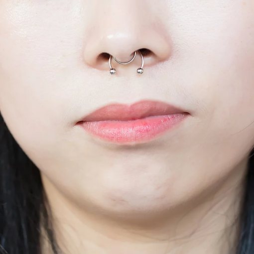Fake piercing do nosa rozginany z kulkami Srebrny