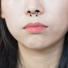Fake piercing do nosa rozginany z kulkami Czarny