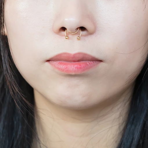 Fake piercing do nosa rozginany z kulkami Złoty